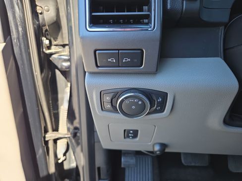 Used 2017 Ford F150 XLT w/ Equipment Group 302A Luxury AWD/4WD image 33