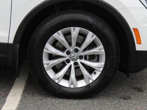 Used 2018 Volkswagen Tiguan SE w/ 3rd Row Seat Package image 38