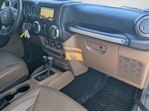 Used 2017 Jeep Wrangler Unlimited Rubicon w/ Connectivity Group AWD/4WD image 19
