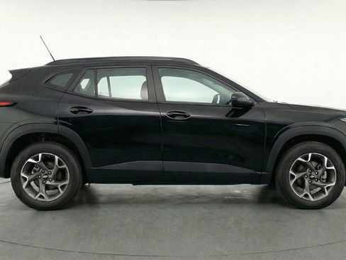 Used 2025 Chevrolet Trax LT image 11