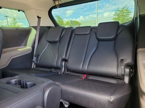 Used 2025 Kia Carnival EX FWD image 12