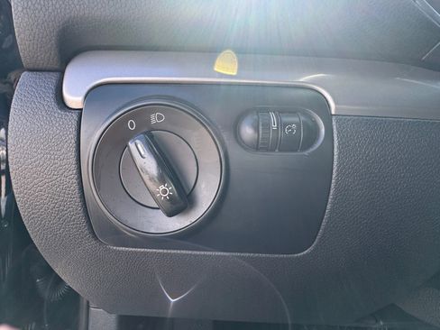 Used 2011 Volkswagen Golf 4-Door image 21