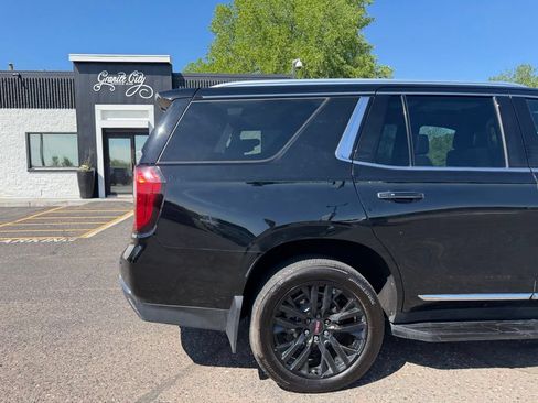 Used 2023 GMC Yukon SLT w/ SLT Premium Package AWD/4WD image 4