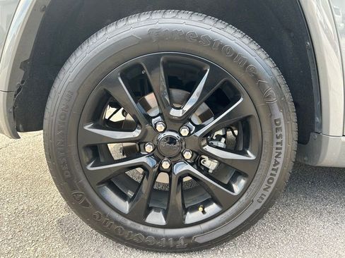 Used 2020 Jeep Grand Cherokee Altitude RWD image 15