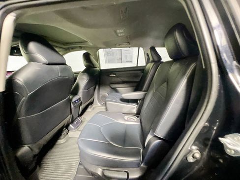 Used 2020 Toyota Highlander XLE FWD image 28