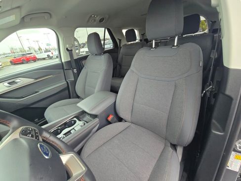 Used 2025 Ford Explorer Active AWD/4WD image 18