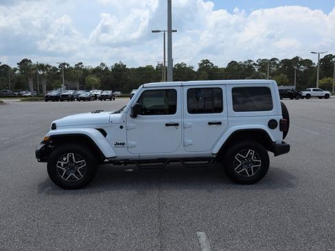 Used 2025 Jeep Wrangler Unlimited Sahara AWD/4WD image 8