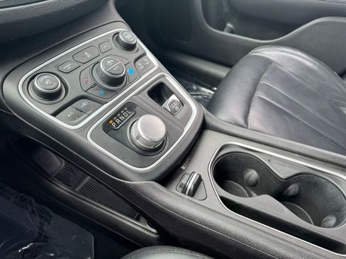 Used 2017 Chrysler 200 Limited Platinum w/ Comfort & Convenience Group FWD image 18