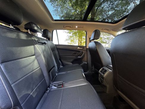 Used 2021 Volkswagen Tiguan SE w/ Panoramic Sunroof Package image 17