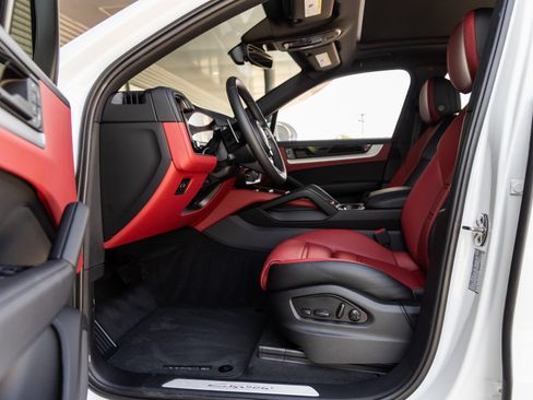 Certified 2025 Porsche Cayenne AWD/4WD image 24