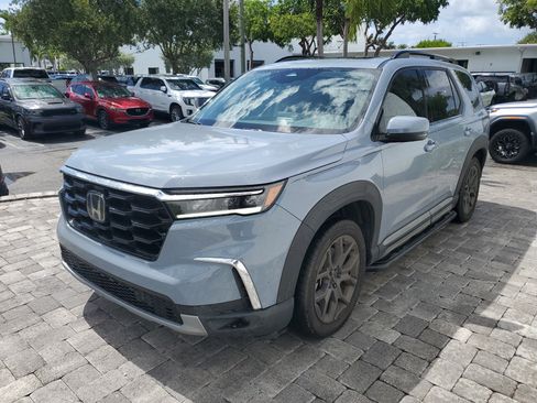 Used 2024 Honda Pilot Touring image 3