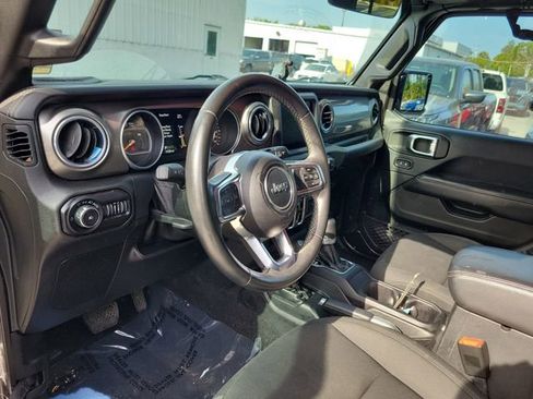 Used 2018 Jeep Wrangler Unlimited Sahara image 9