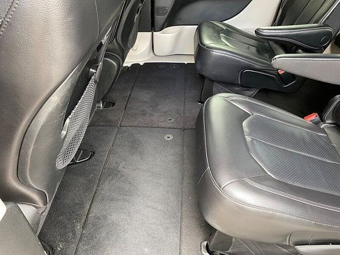 Used 2022 Chrysler Pacifica Touring-L FWD image 31