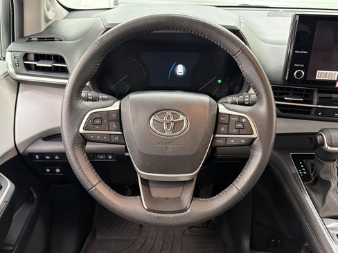 Used 2025 Toyota Sienna XLE w/ XLE Plus Package AWD/4WD image 9