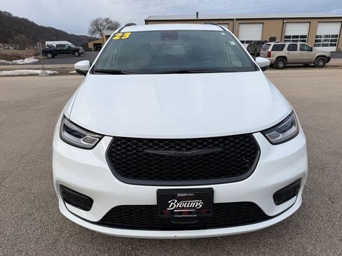 Used 2023 Chrysler Pacifica Touring-L w/ S Appearance Package image 2