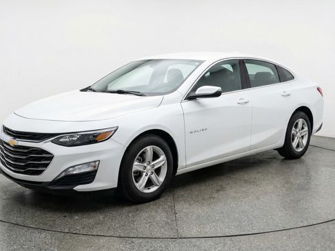 Used 2024 Chevrolet Malibu LT image 3