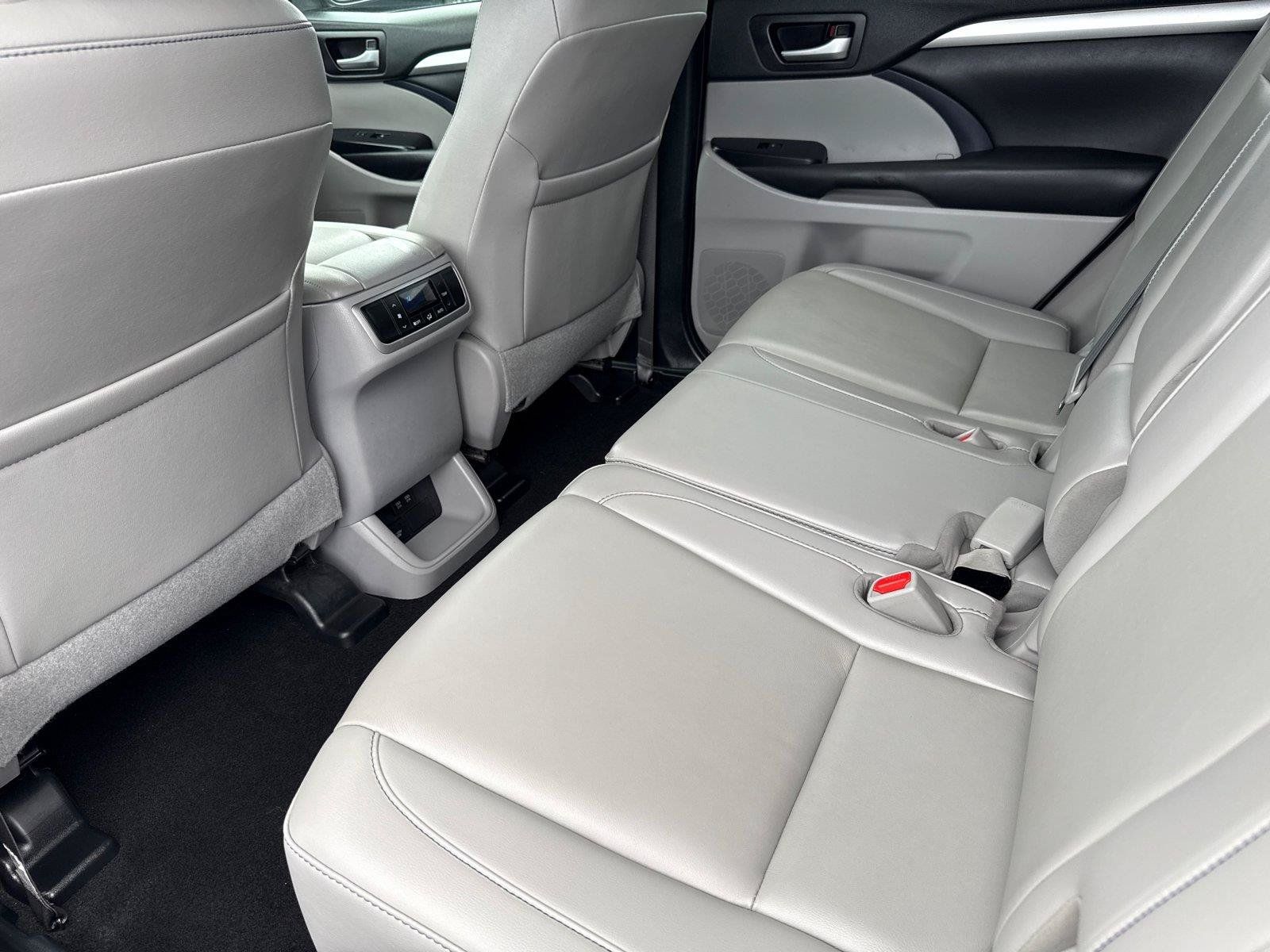 Used 2019 Toyota Highlander XLE AWD/4WD image 25