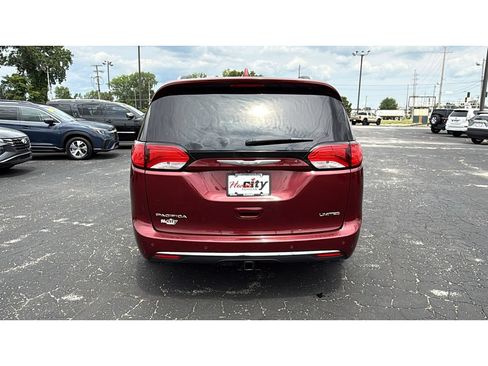 Used 2017 Chrysler Pacifica Limited w/ Advanced Safetytec Group FWD image 6
