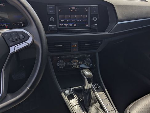 Used 2024 Volkswagen Jetta SE FWD image 10
