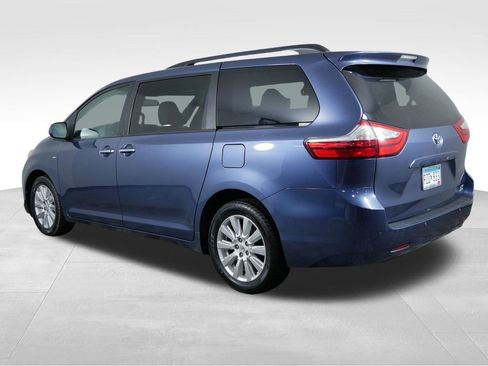 Used 2017 Toyota Sienna XLE image 7