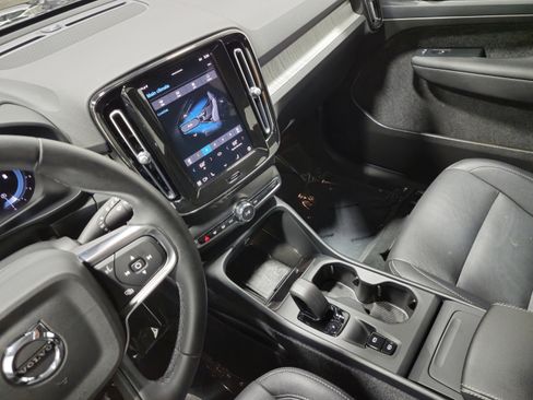 Used 2024 Volvo XC40 B5 Core image 32