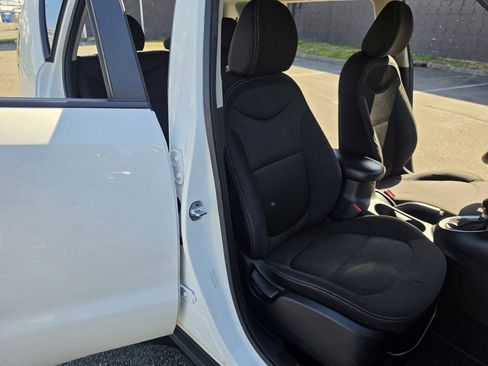 Used 2016 Kia Soul w/ Option Group 020 FWD image 32