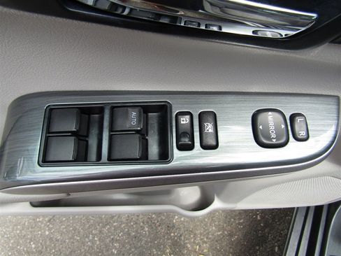Used 2012 Toyota Camry XLE w/ Leather Pkg FWD image 16