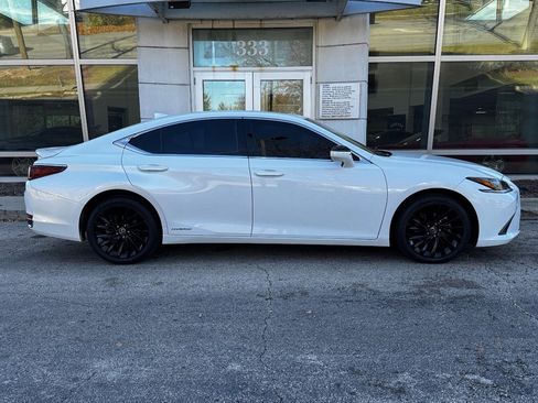 Used 2021 Lexus ES 300h w/ Accessory Package 2 image 3