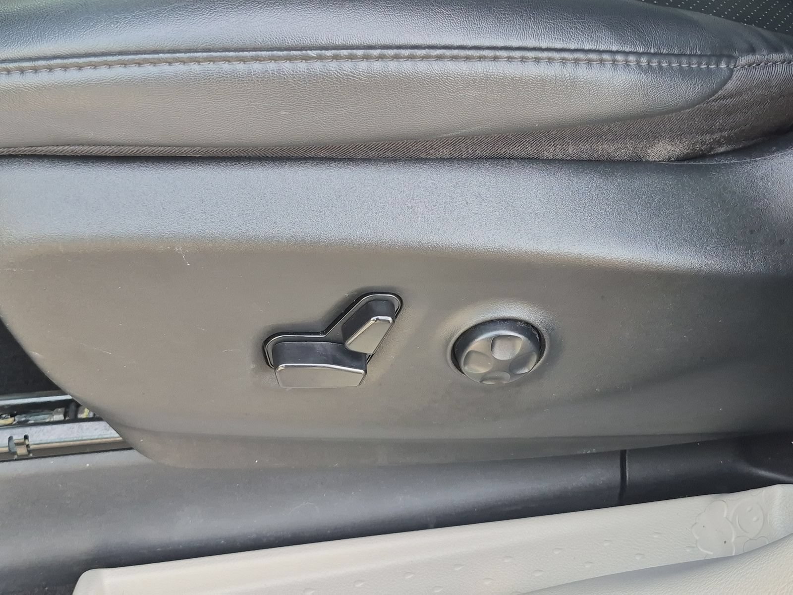 Used 2024 Chrysler Pacifica Touring-L FWD image 18