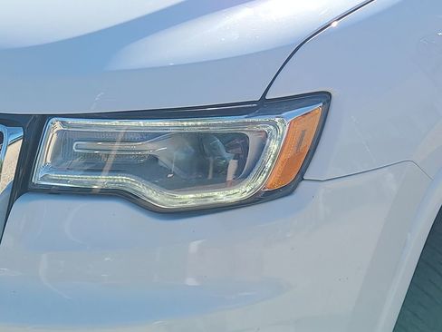 Used 2017 Jeep Grand Cherokee Overland image 9