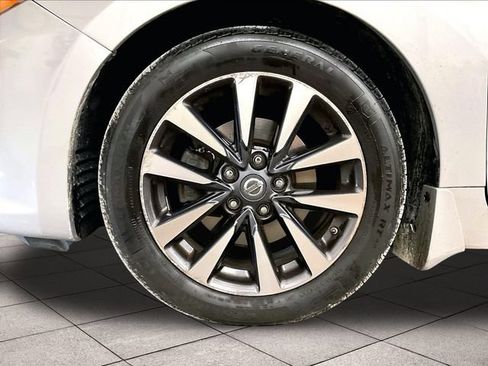 Used 2017 Nissan Altima 2.5 SV w/ Convenience Package FWD image 9