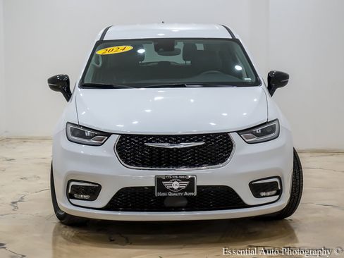 Used 2024 Chrysler Pacifica Touring-L image 5