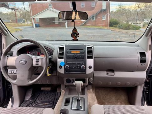 Used 2012 Nissan Frontier SV image 8