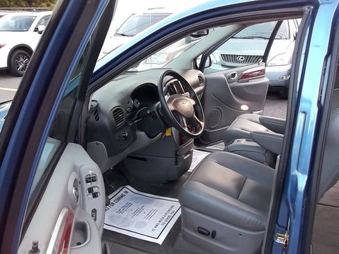 Used 2007 Chrysler Town & Country Limited FWD image 8