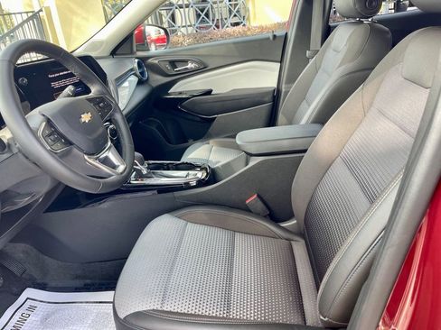 Used 2025 Chevrolet Trax LT w/ LT Convenience Package image 11