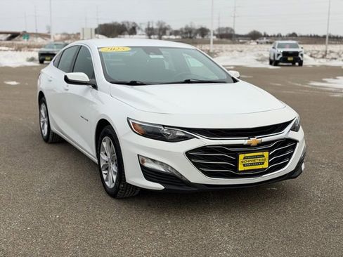 Used 2025 Chevrolet Malibu LT image 3