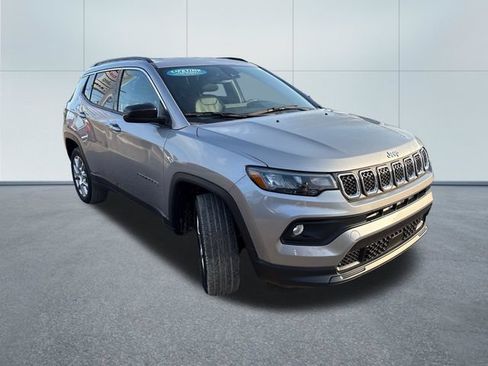 Used 2023 Jeep Compass Latitude AWD/4WD image 5