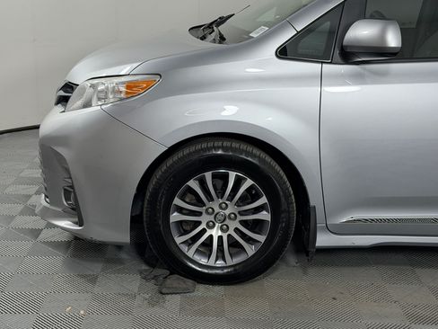 Used 2018 Toyota Sienna XLE w/ XLE Navigation Package FWD image 25