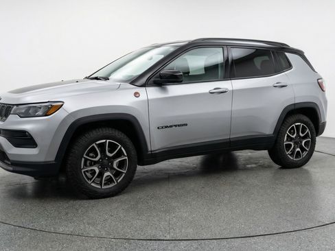 Used 2025 Jeep Compass Trailhawk image 3