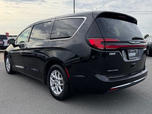 Used 2023 Chrysler Pacifica Touring-L FWD image 5