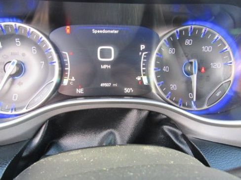 Used 2024 Chrysler Pacifica Touring-L image 19