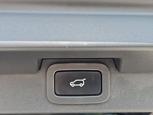 Used 2019 Land Rover Discovery HSE AWD/4WD image 13