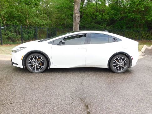 Used 2024 Toyota Prius XLE image 2