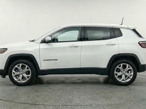 Used 2025 Jeep Compass Latitude AWD/4WD image 5
