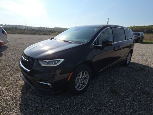 Used 2023 Chrysler Pacifica Touring-L image 3