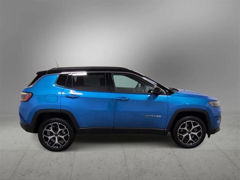 Certified 2025 Jeep Compass Limited image 9