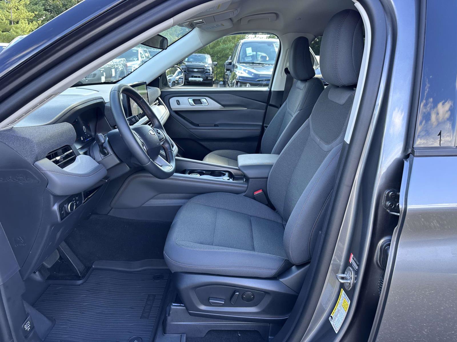Used 2026 Ford Explorer Active AWD/4WD image 12