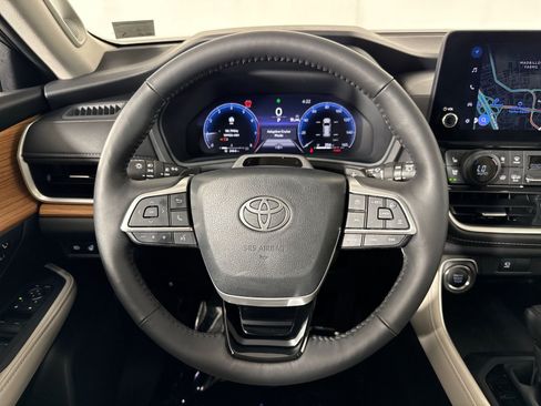 Used 2025 Toyota Grand Highlander AWD image 16