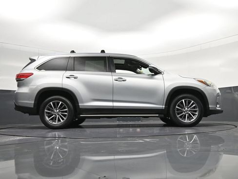 Used 2019 Toyota Highlander XLE FWD image 28