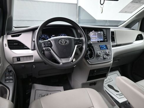 Used 2020 Toyota Sienna L FWD image 22